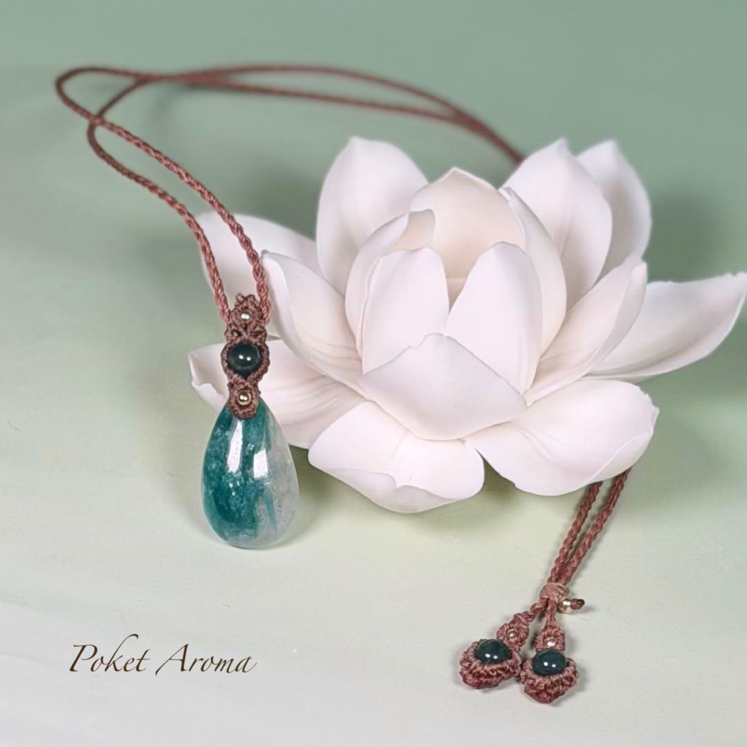 『翠流泉』フックサイトシリカとブルー翡翠のマクラメペンダントネックレス