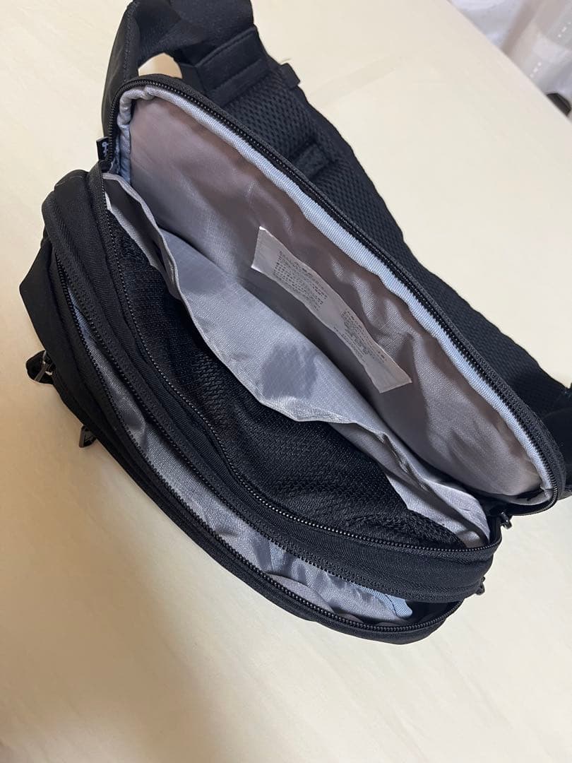 ポムル）POMULU ブラック スリングバッグ