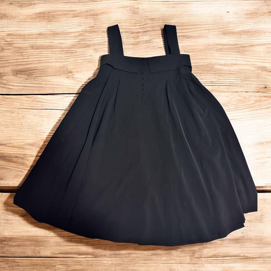 黒のノースリーブ膝丈ワンピース