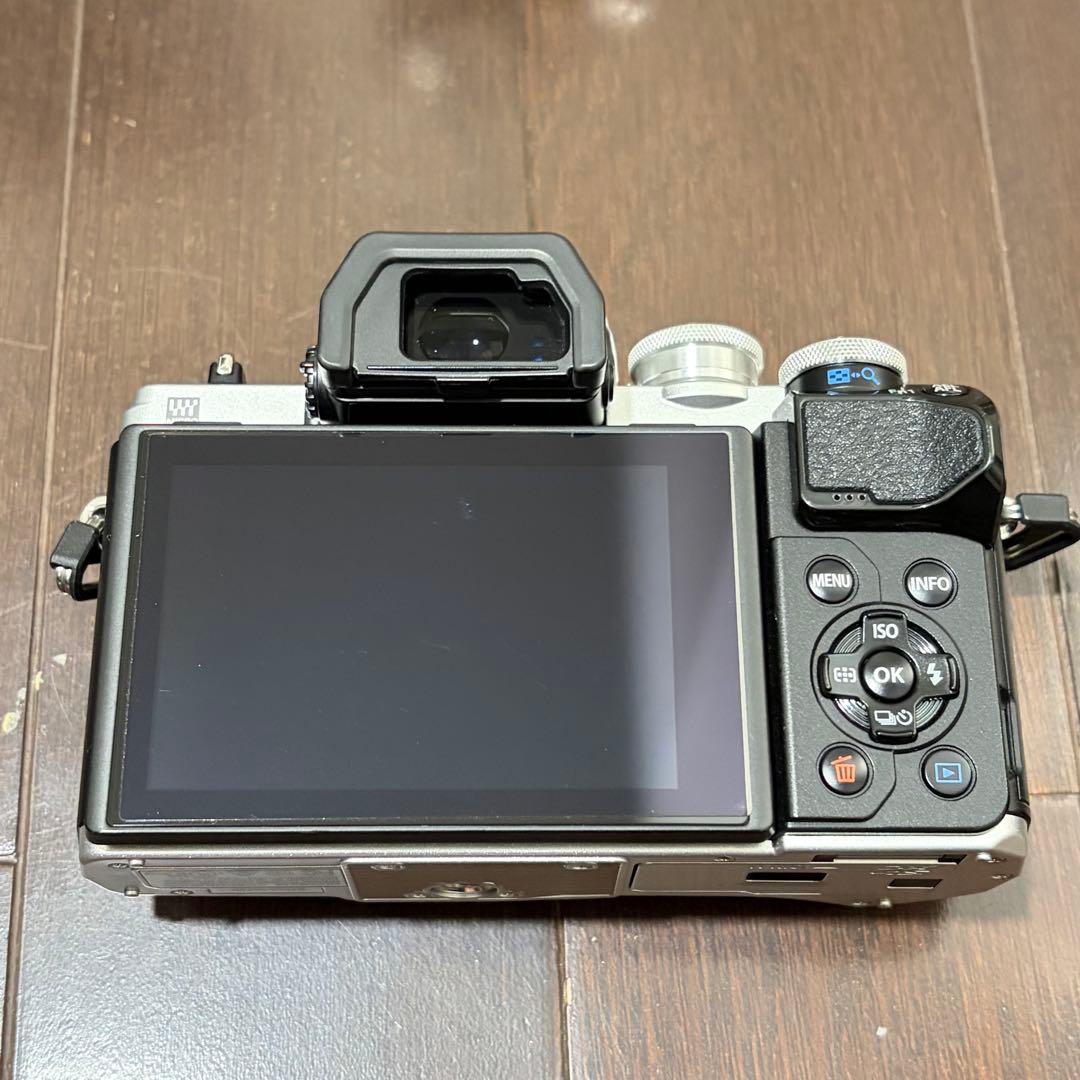 OLYMPUS E-M10 Mark IIIミラーレス一眼　レンズセット