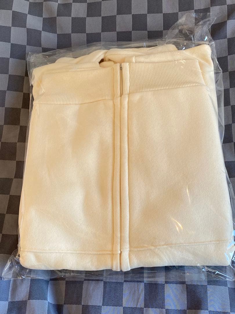 マルシィ 刺繍アップリケ フルジップパーカー アクリルキーホルダー付き