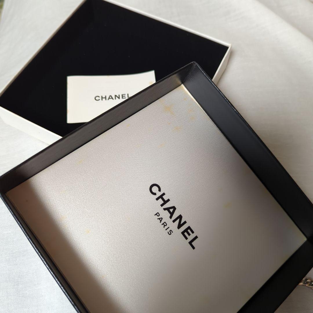 CHANEL メタルチェーンベルト ロゴチャーム付き