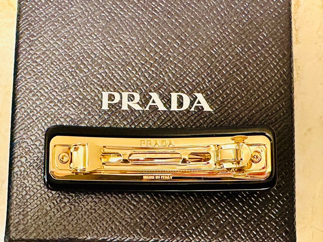 新品プラダ　ガレリア　ヘアークリップ　ミラノ限定品