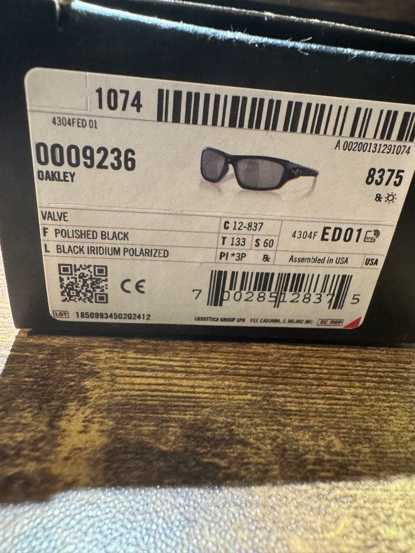 Oakley valve サングラス