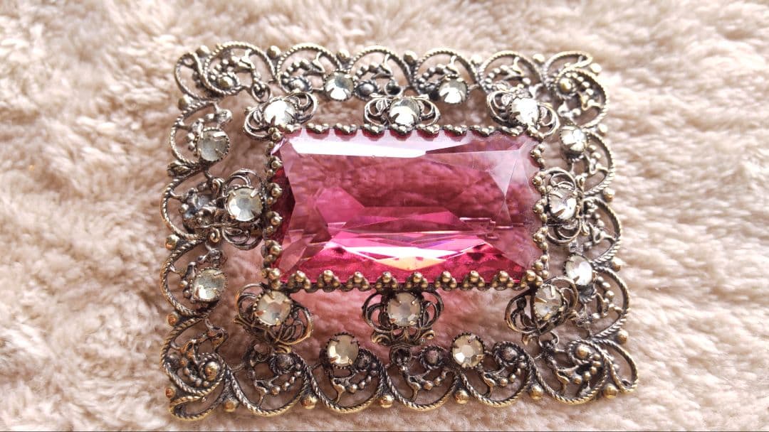 ヴィンテージ イギリス ガラスブローチ ピンク