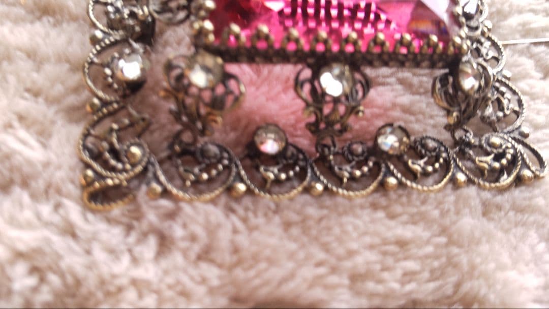 ヴィンテージ イギリス ガラスブローチ ピンク