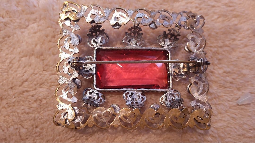 ヴィンテージ イギリス ガラスブローチ ピンク