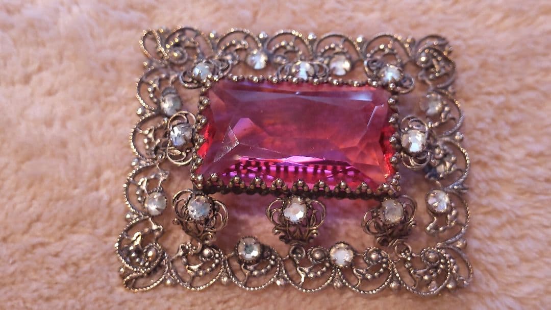 ヴィンテージ イギリス ガラスブローチ ピンク