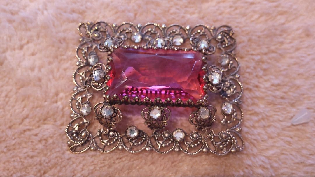 ヴィンテージ イギリス ガラスブローチ ピンク