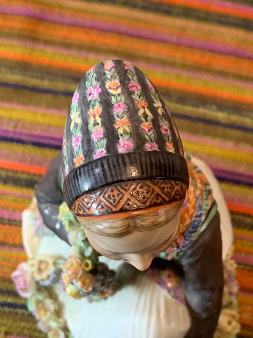 ロイヤルコペンハーゲン　アンティーク　レア民族衣装シリーズの女の子フィギュリン！