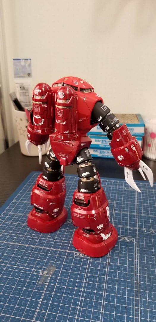 赤いロボット型プラモデル