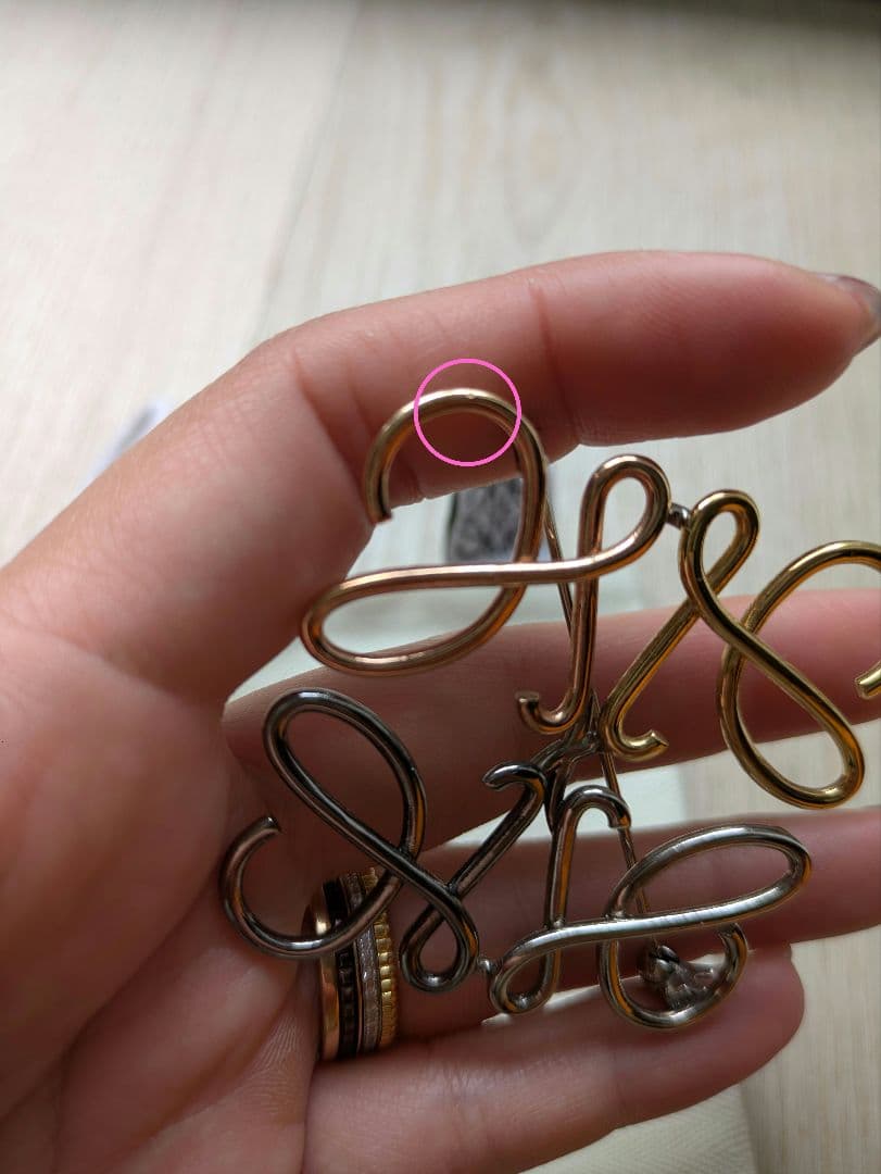 【正規品、マルチカラー　メルカリ最安値】ロエベ ブローチ　アナグラム