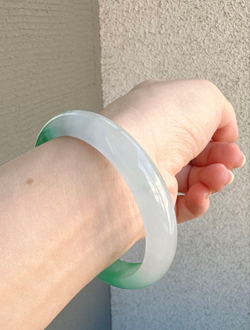 透明感のある薄グレーとグリーンのAランク翡翠ヒスイ鑑定書付き