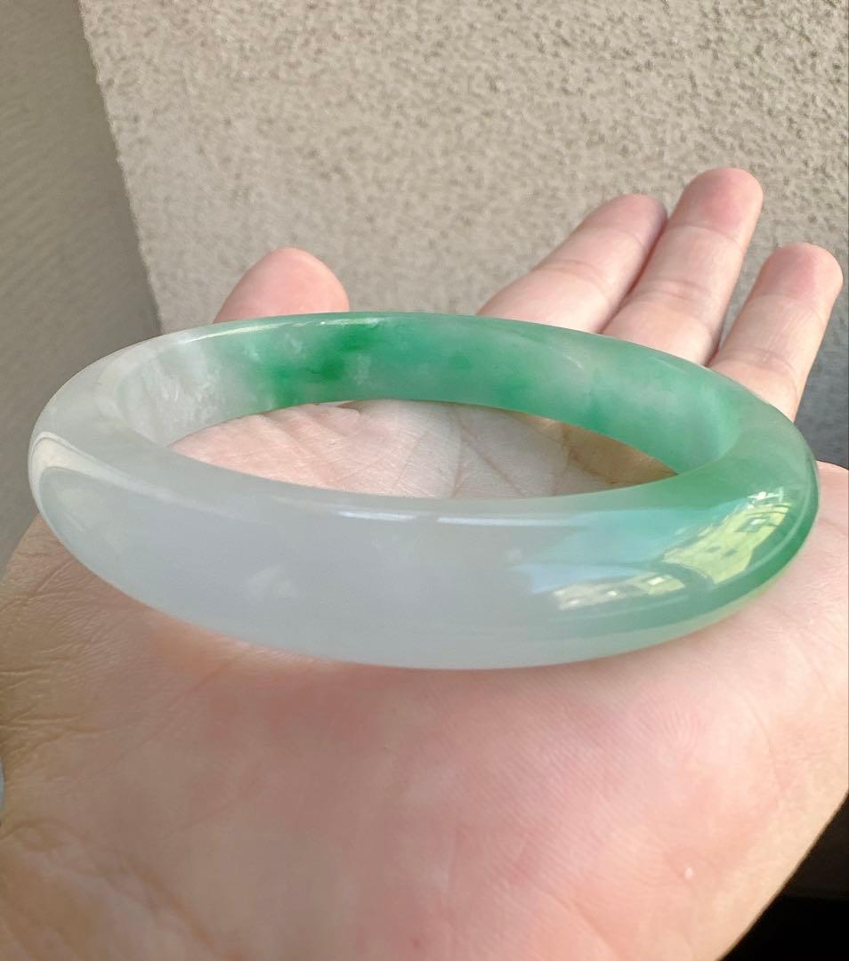 透明感のある薄グレーとグリーンのAランク翡翠ヒスイ鑑定書付き