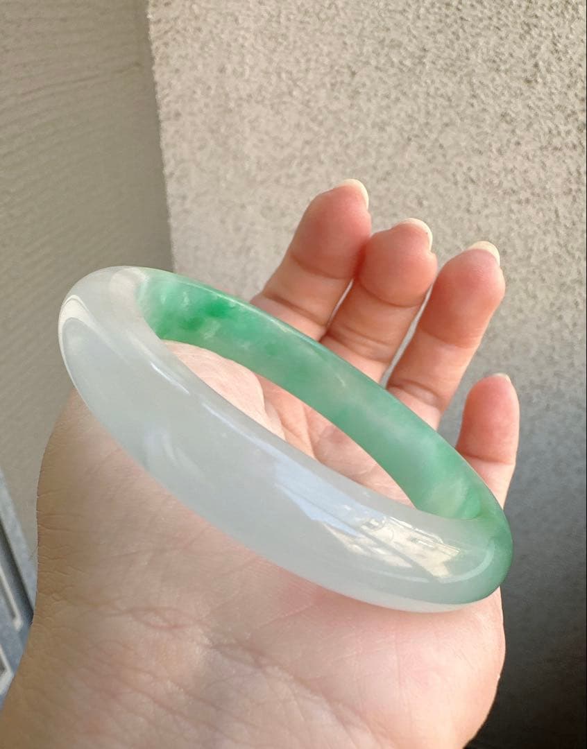 透明感のある薄グレーとグリーンのAランク翡翠ヒスイ鑑定書付き