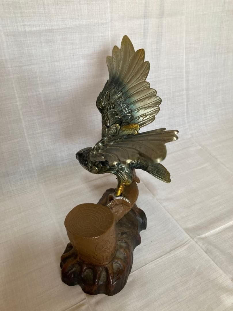 鷹の置物　 金属製　 オブジェ