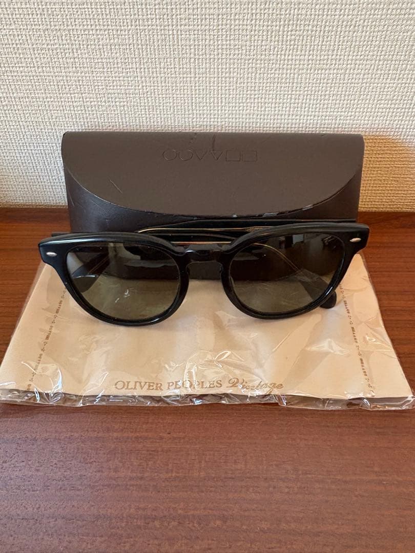 Oliver Peoples ブラックサングラス