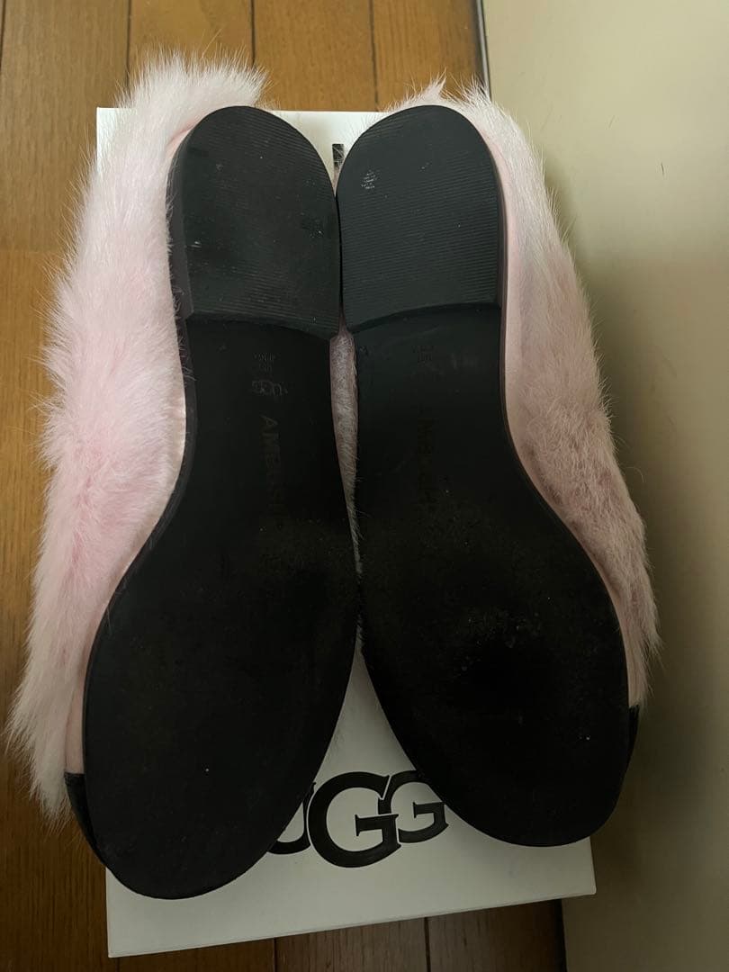 AMBUSH ピンクファーフラットシューズ