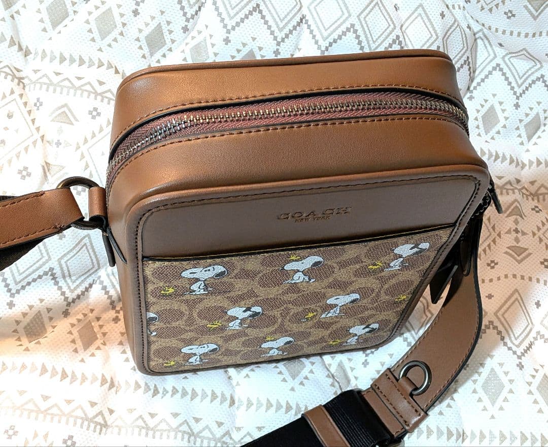 サリバン クロスボディ バッグ・シグネチャー キャンバス・スヌーピー プリント