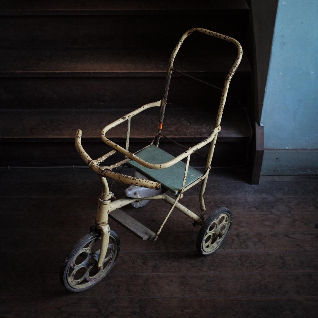 古いペンキ塗りの鉄製手押し三輪車 / 昭和時代