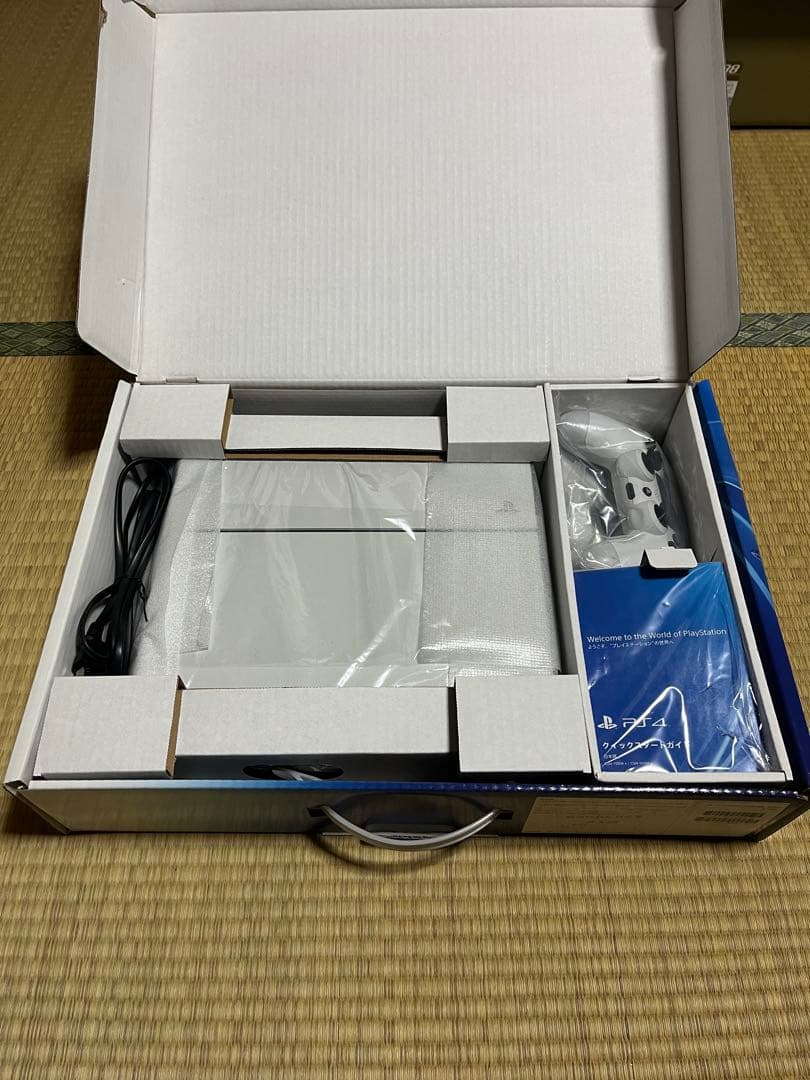PlayStation 4 ホワイト 本体とコントローラーセット