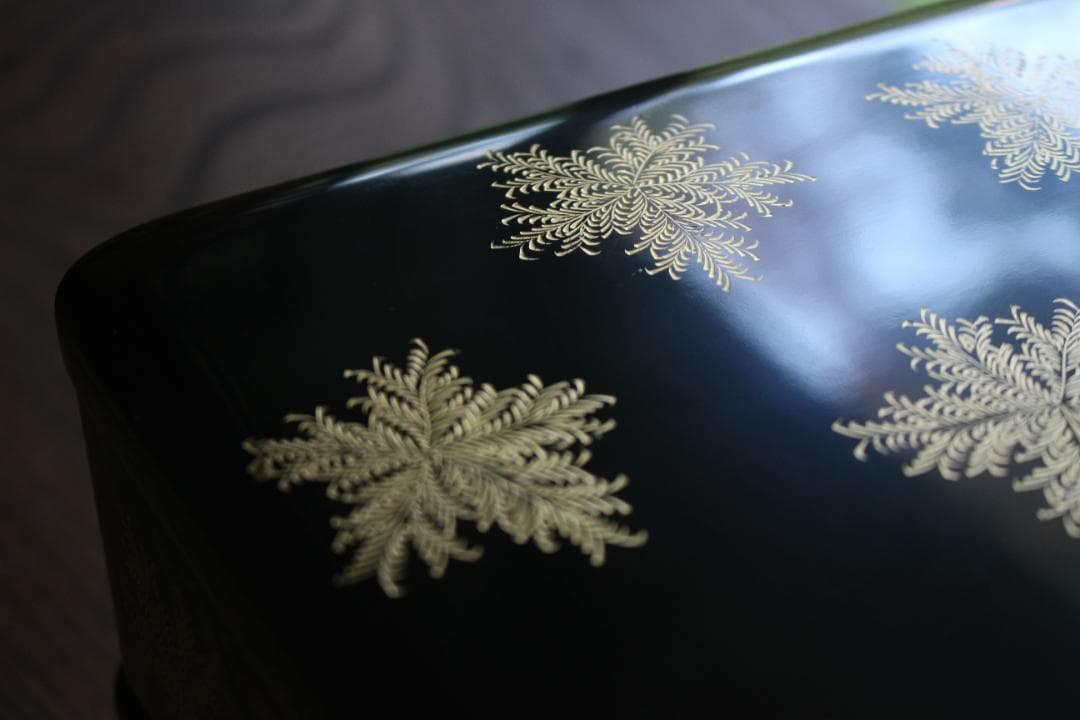 デッドストック！端正な内朱黒漆に優美なシノブ沈金の映える輪島塗二段重重箱お重