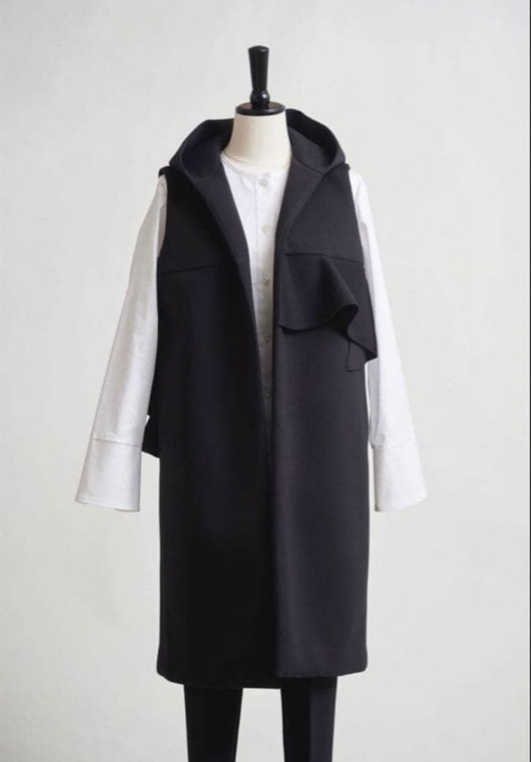 フード付きブラックロングベスト