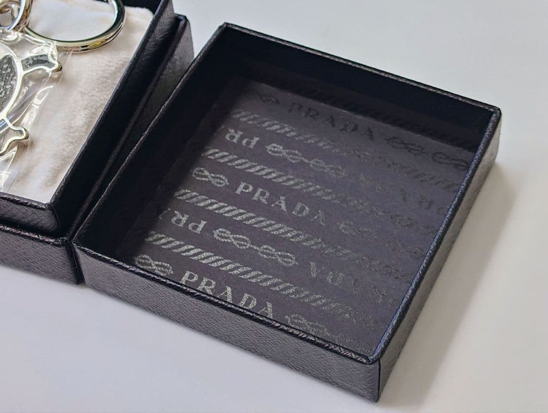 PRADA プラダ スカルデザイン キーホルダー