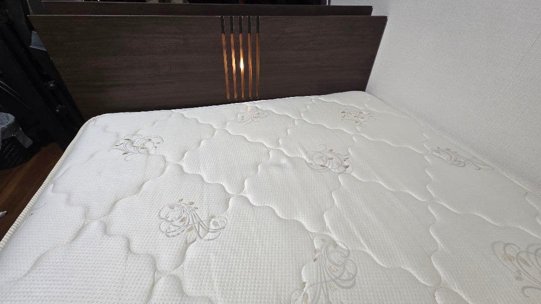 【値下げ中】ニホンベッド　セミダブル 　スプリングマットレス ＋ベッドフレーム