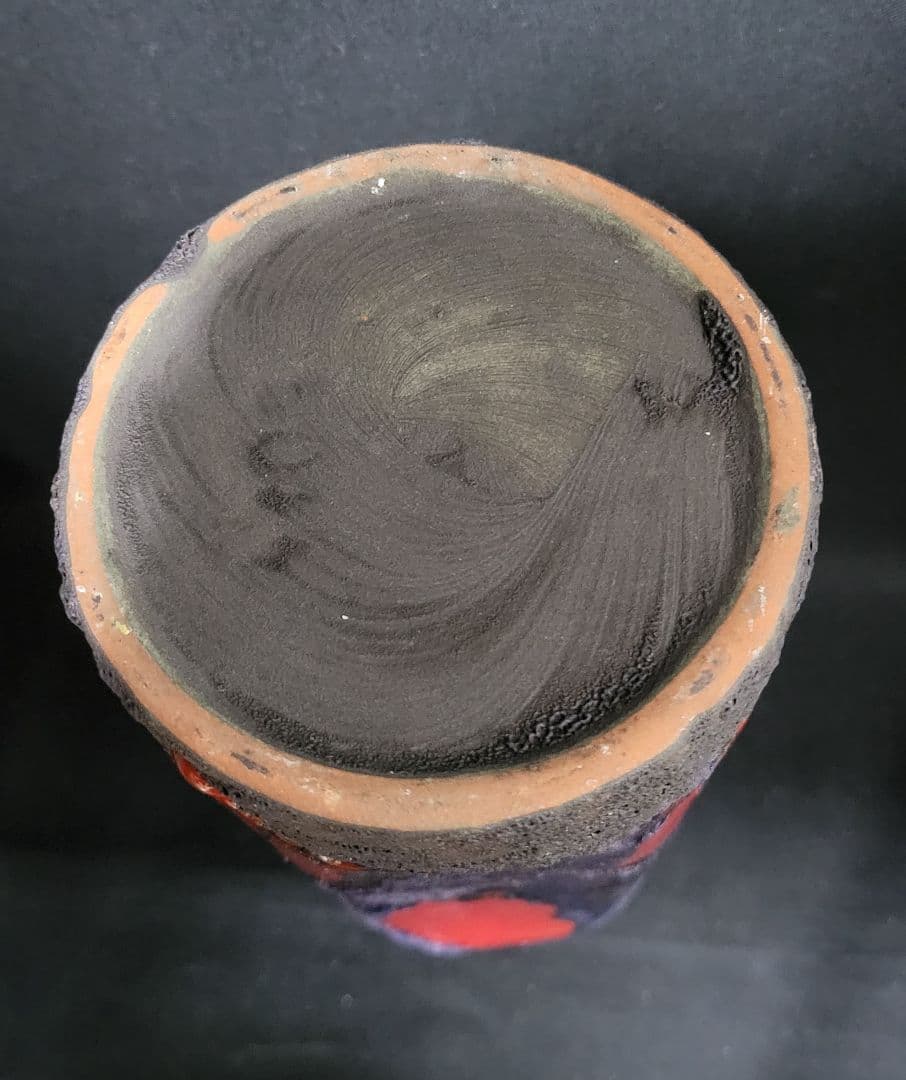 溶岩が流れ出たような陶器のフラワーベース