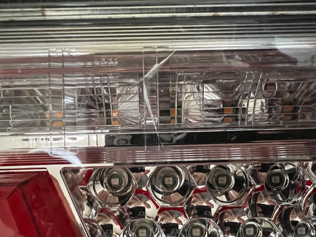 いすゞ ギガ 左テールランプ 中古 2連 KOITO レンズひび有