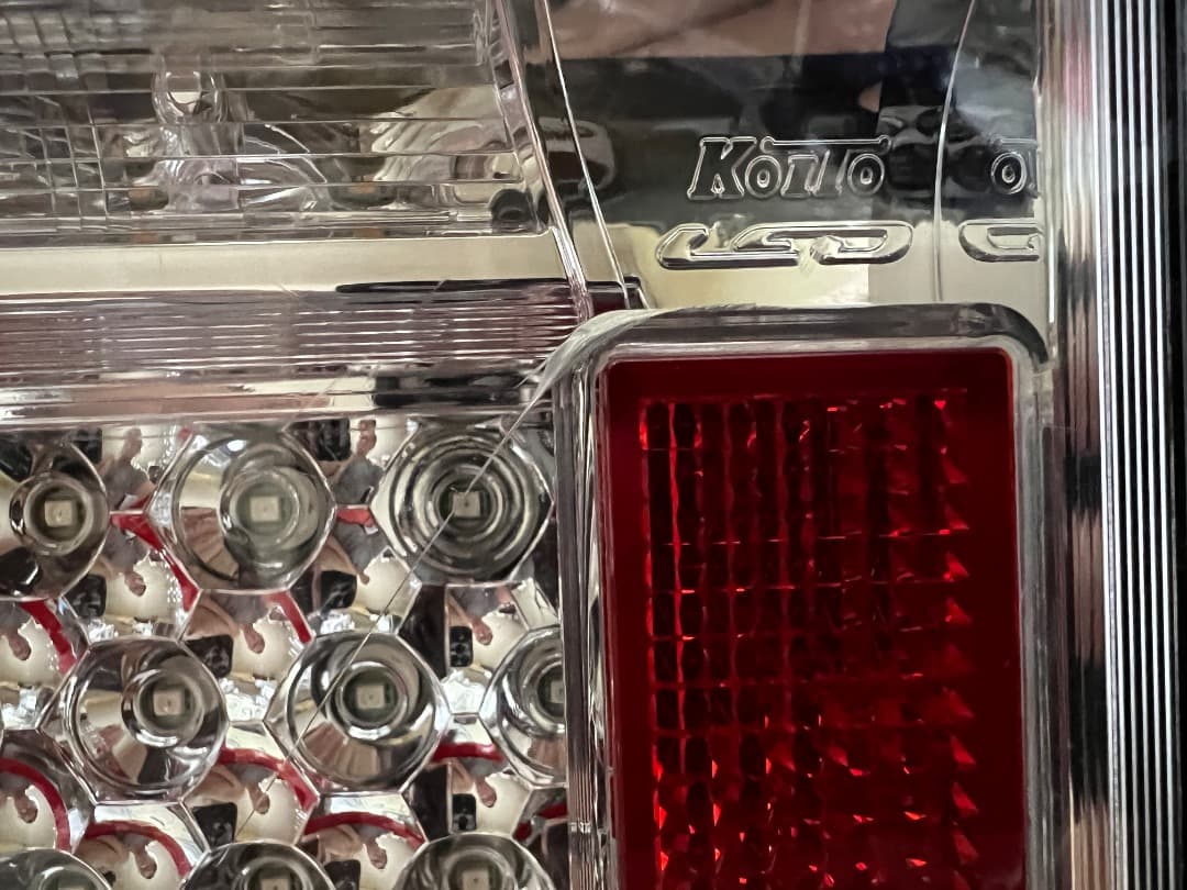 いすゞ ギガ 左テールランプ 中古 2連 KOITO レンズひび有