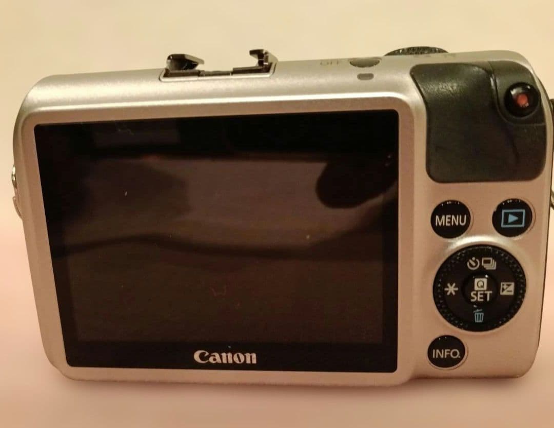 期間限定値引日曜日まで　ミラーレス一眼　Canon　EOS　M シルバーセット