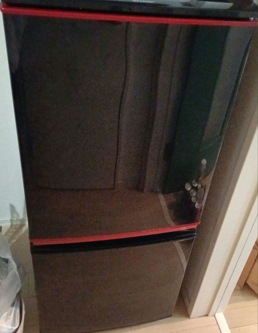 SHARP ブラック冷蔵庫 赤いライン付き 1人暮らし