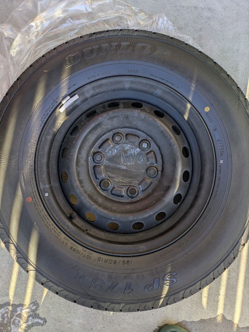 ハイエース純正タイヤ4本セット　新車外し品　d_t様 ④