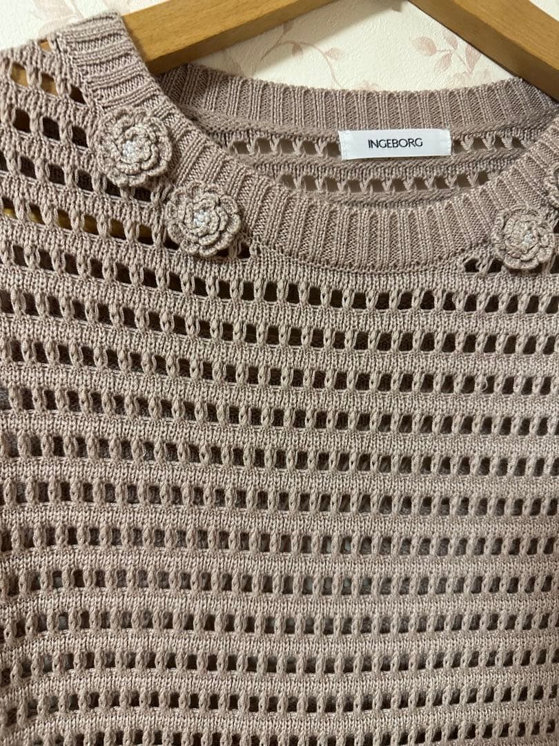 ま*た様 インゲボルグ　お花モチーフ付ニットベスト