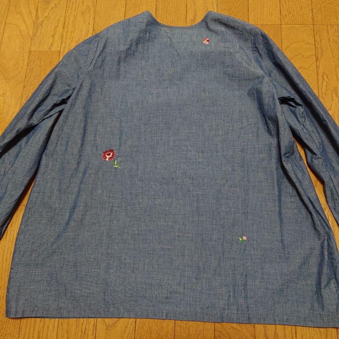 45R、紺杢に花の刺繍長袖ブラウス