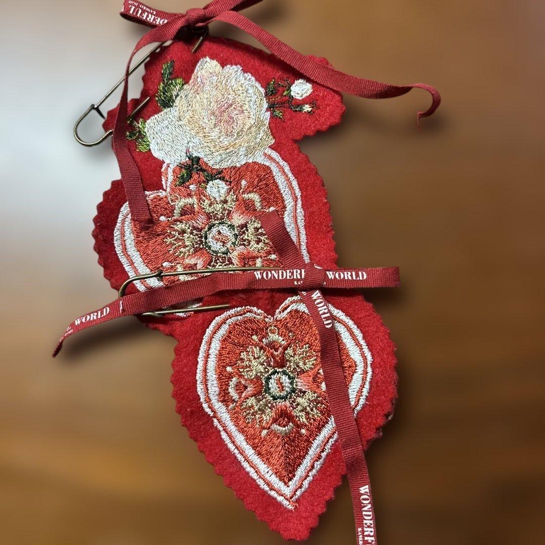 ワンダフルワールド　ハート型フェルトワッペン ブローチ　大小セット赤