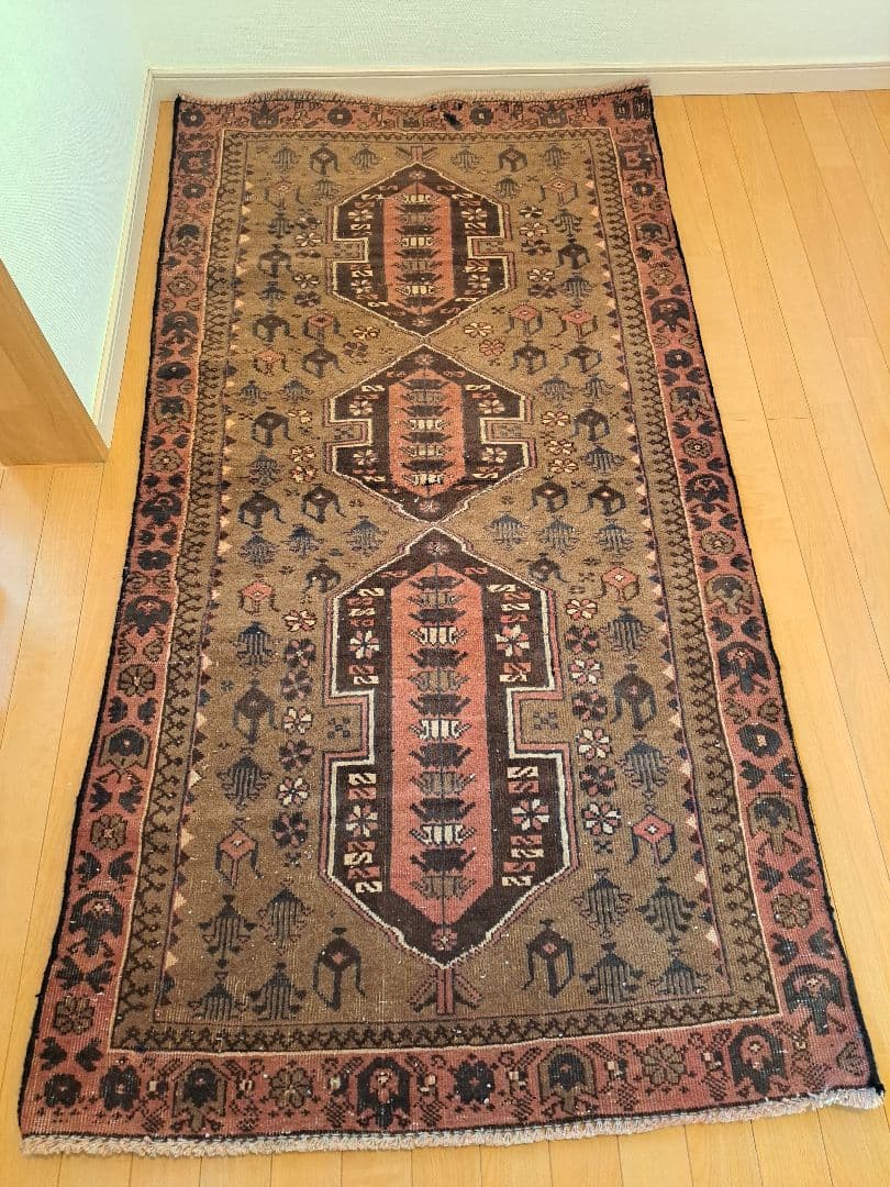 手織り絨毯　トライバルラグ　ヴィンテージラグ　ウール　カーペット　水差し