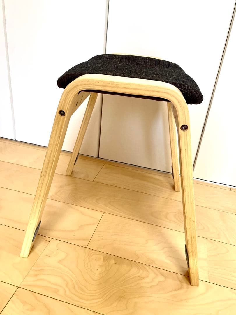 収納に場所を取らない 木製スタッキングスツール4脚セット