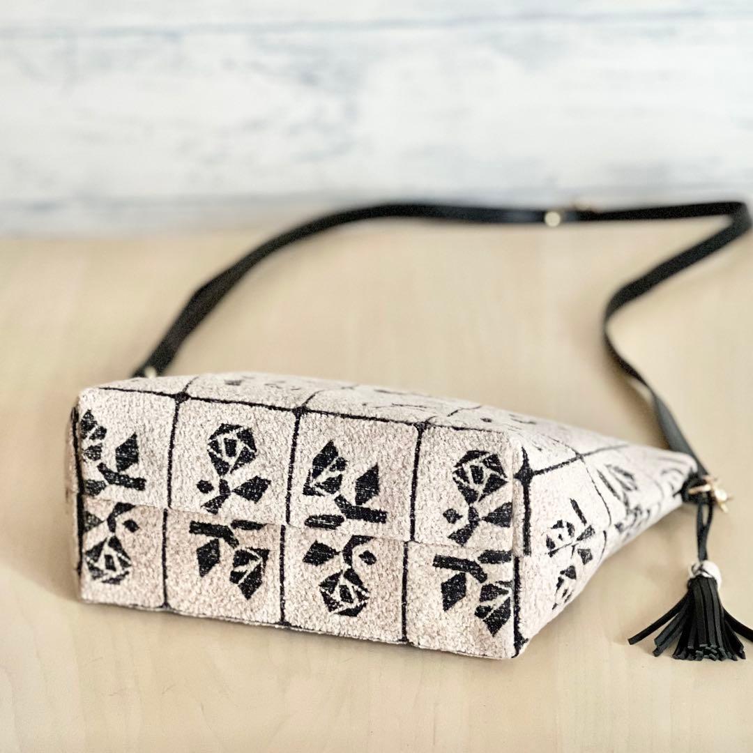 Lulu small beigeショルダーバッグMB510-091