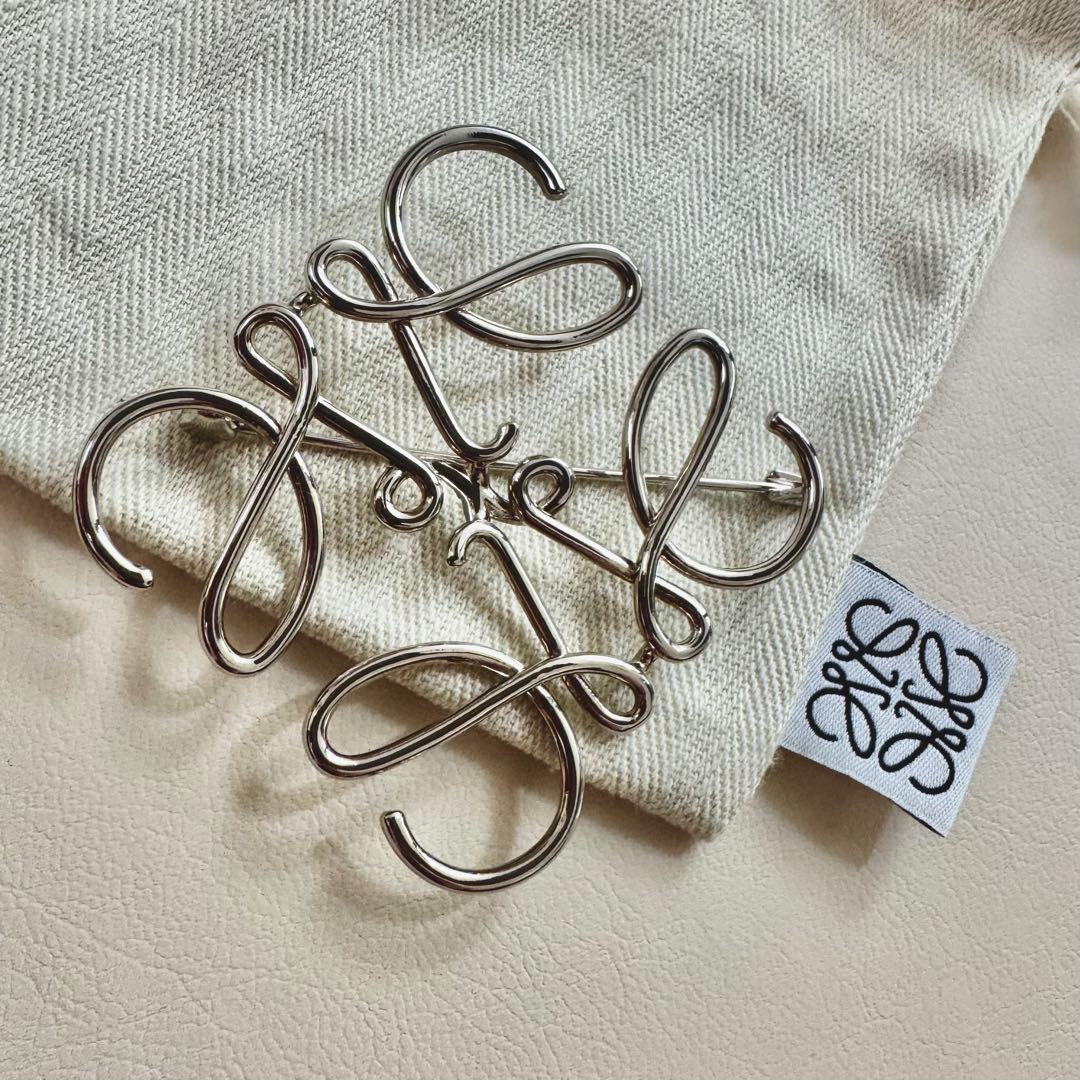 LOEWE ロゴデザイン メタルブローチ