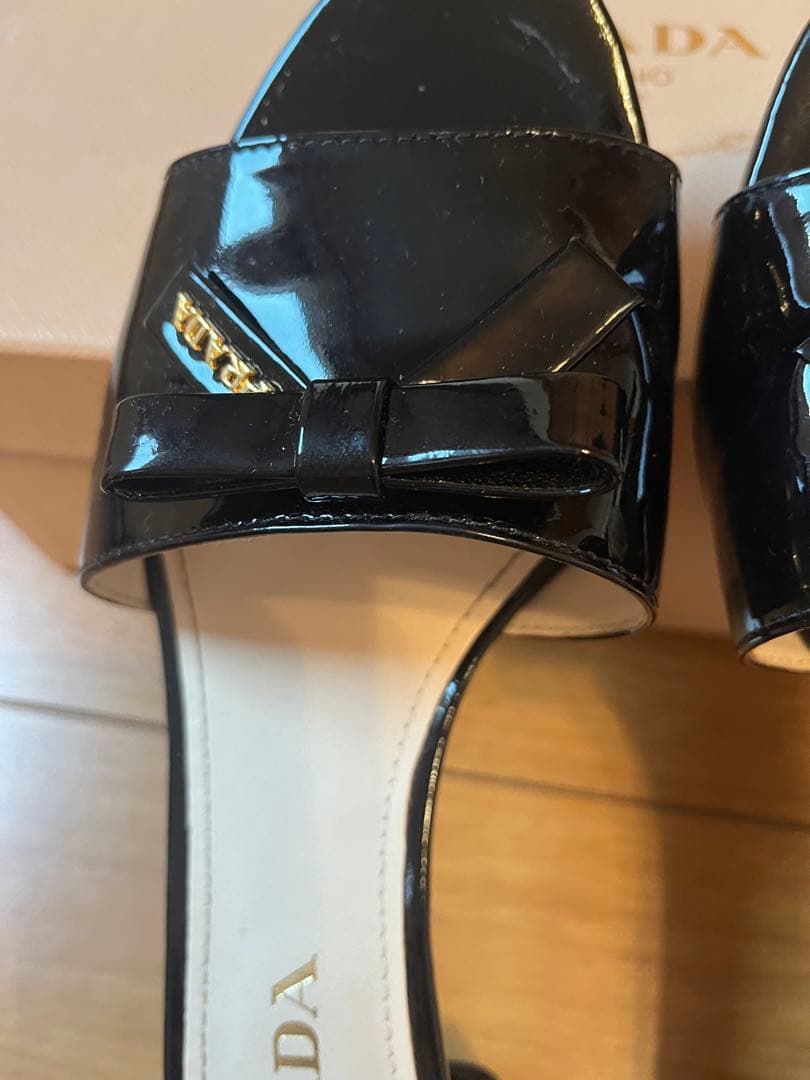 PRADAリボンパテントミュール