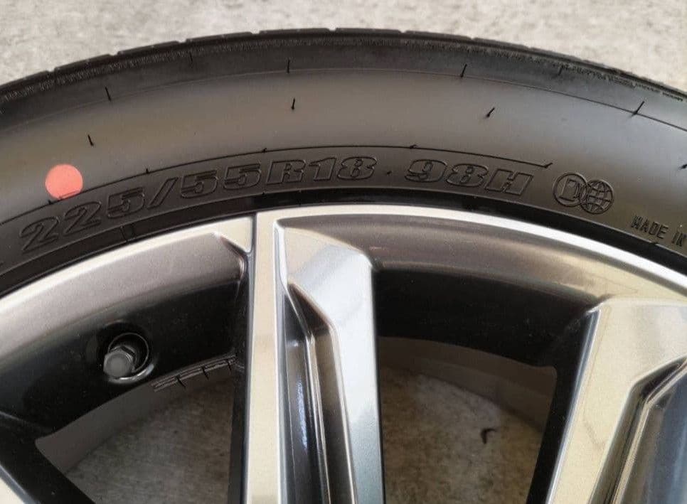 は*し様 レクサス　LBX　リラックス　純正18インチ　タイヤホイール　新車外し