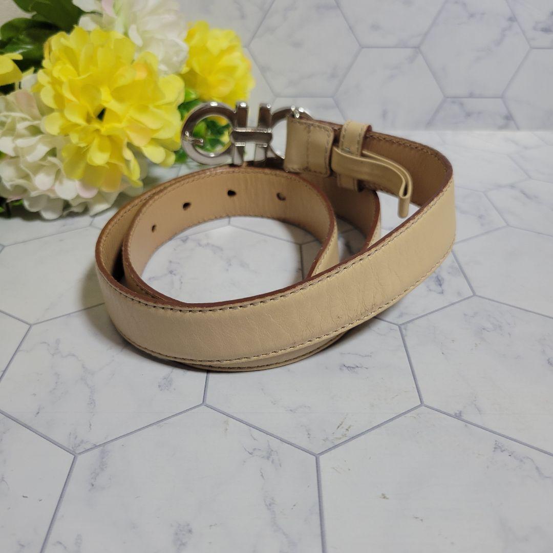 フェラガモ　ベージュ×シルバー　上品　細め　ベルト　ワンピース　ドレス　パンツ