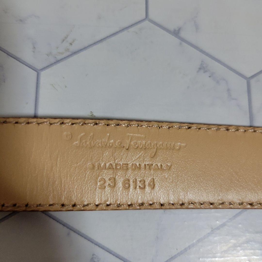 フェラガモ　ベージュ×シルバー　上品　細め　ベルト　ワンピース　ドレス　パンツ