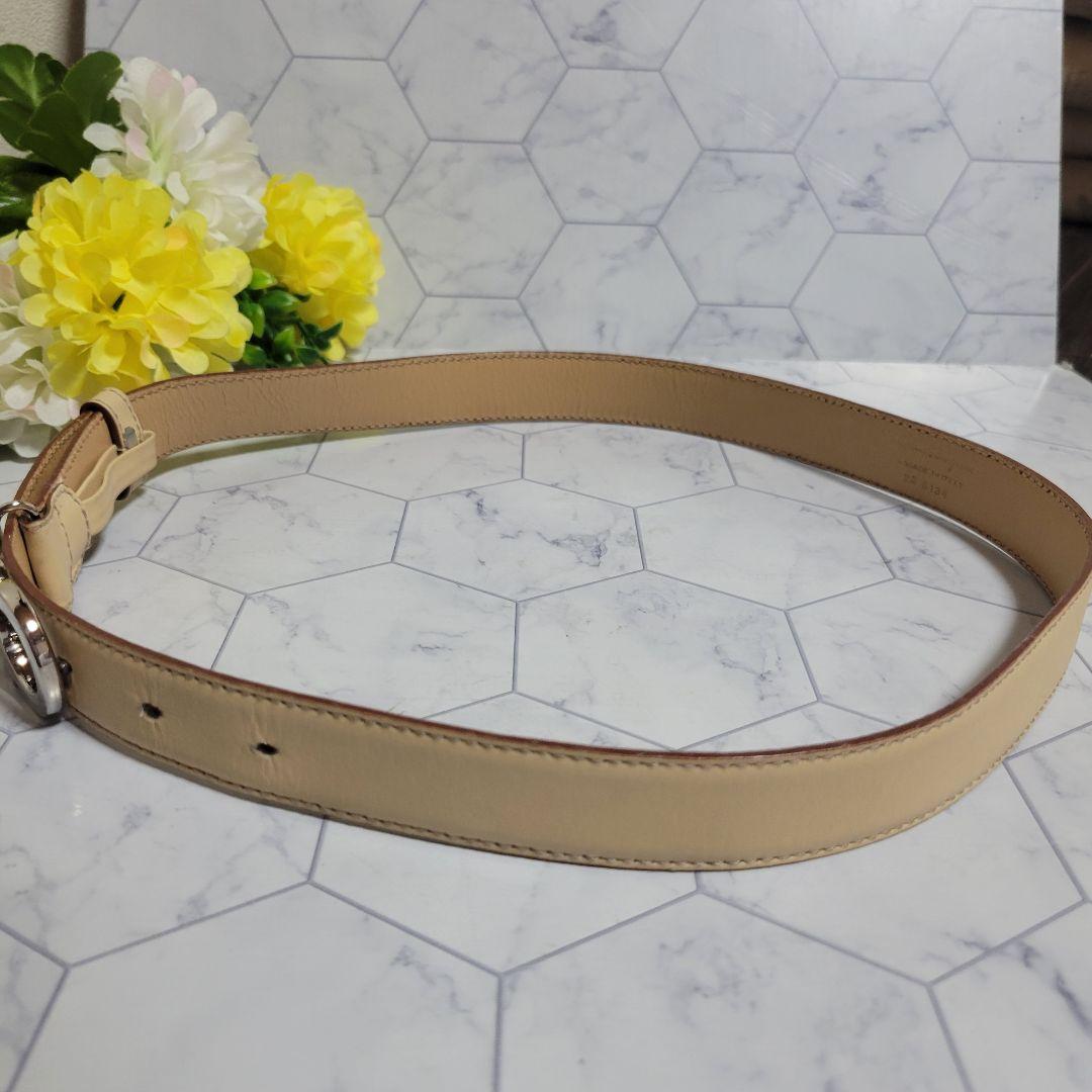 フェラガモ　ベージュ×シルバー　上品　細め　ベルト　ワンピース　ドレス　パンツ