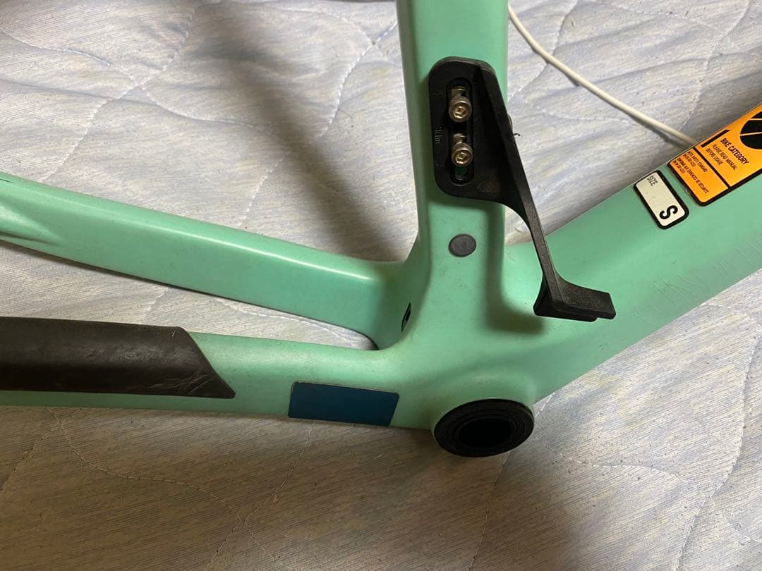 キャニオン インフライト CF SL サイズS フレームのみ 塗装？クリア？割れ