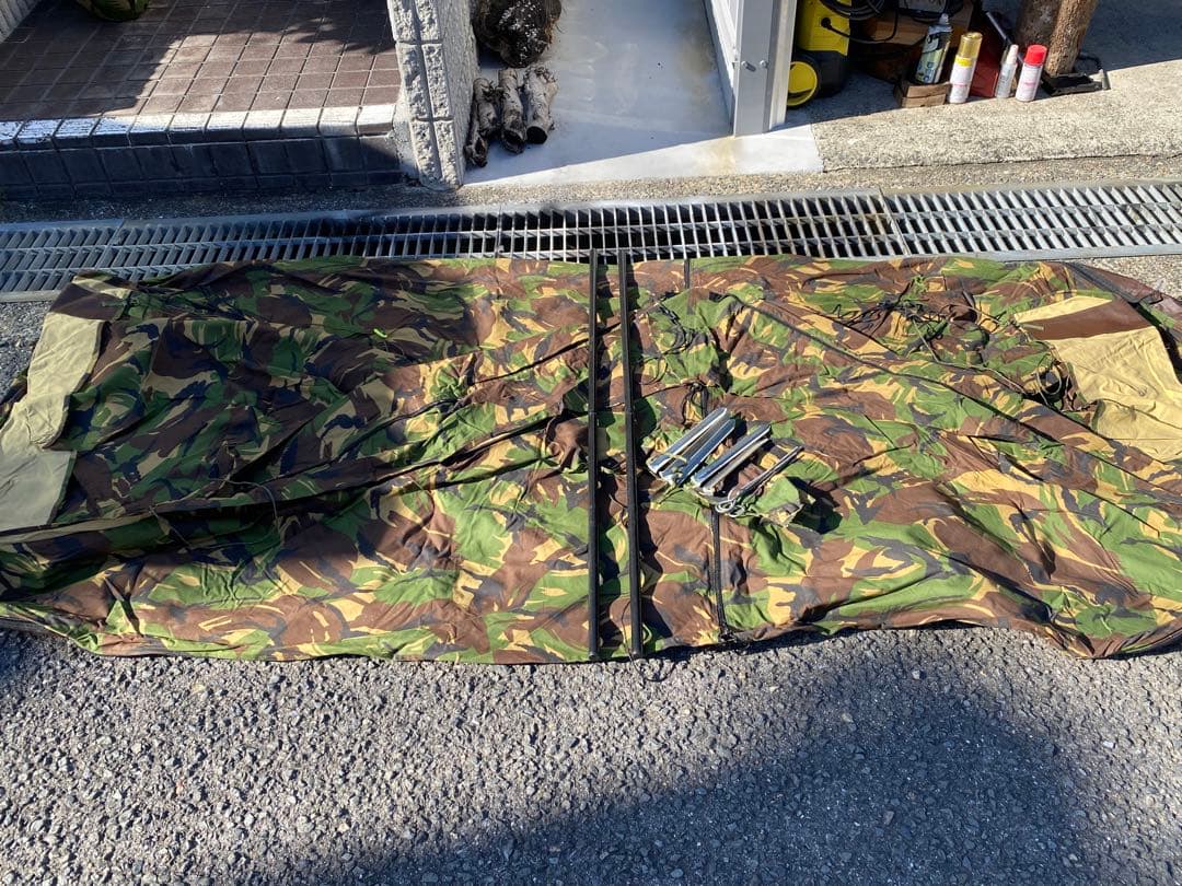 新品未使用　極上品です　オランダ軍　迷彩柄テント ポール・ペグ付き。