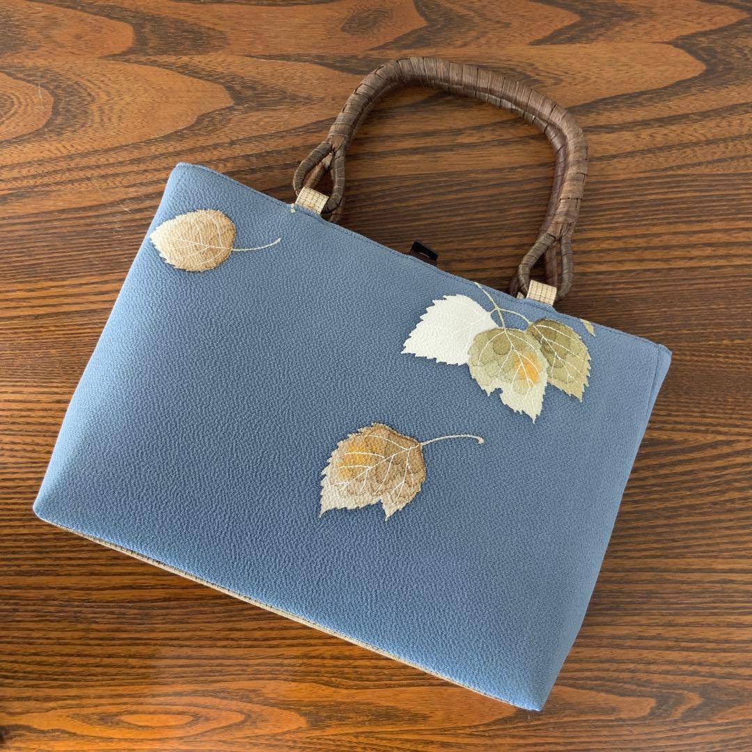 鬼しぼ縮緬　薄縹色に手描きの葉文　リメイク　胡桃皮ハンドルバッグ　浅型マチ広め